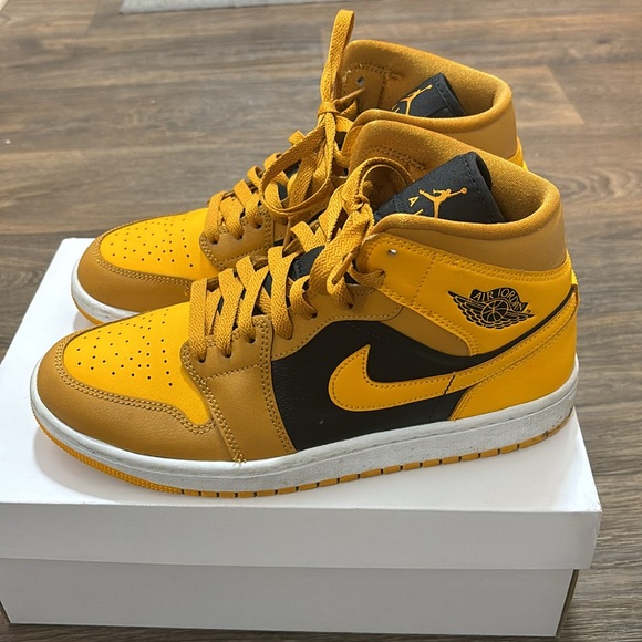 SOLD!! Size 9 Women’s Air Jordan Mid - Picture 3 of 7